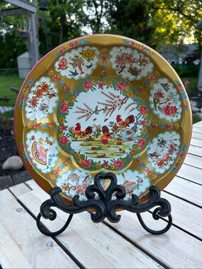 vintage Daher Decorated Ware tin bowl w/ Rooster Motif in Gold and White
